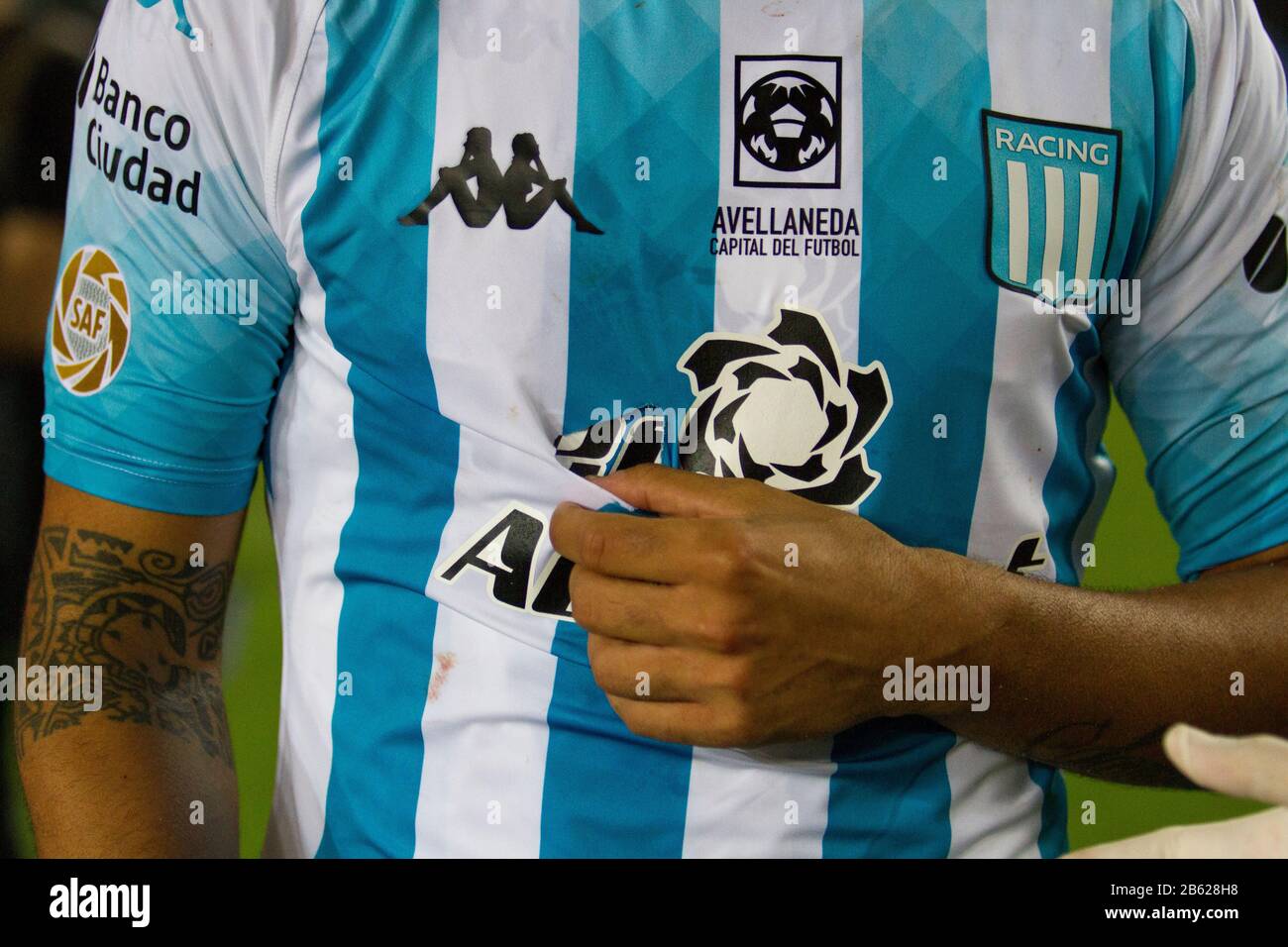 Nery Dominguez se termine avec l'épaule hors de place dans le club de course contre Independiente match Banque D'Images