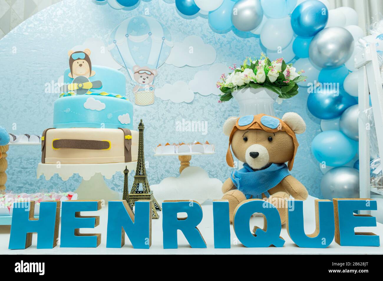 Fete D Anniversaire Pour Garcon Avec Decoration Aux Couleurs Pastel Bleutees Decor Avec Theme Aviateur Ours En Peluche Nuages Bonbons Table De Bonbons Delicate Avec Beau Fu Photo Stock Alamy