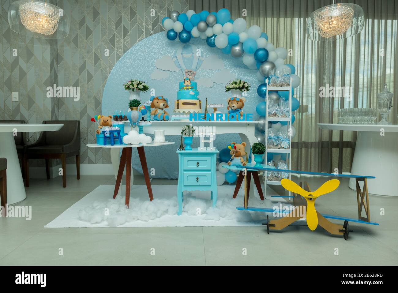 Fete D Anniversaire Pour Garcon Avec Decoration Aux Couleurs Pastel Bleutees Decor Avec Theme Aviateur Ours En Peluche Nuages Bonbons Table De Bonbons Delicate Avec Beau Fu Photo Stock Alamy Fete D Anniversaire Pour Garcon Avec Decoration Aux Couleurs Pastel Bleutees Decor Avec Theme Aviateur Ours En Peluche Nuages Bonbons Table De Bonbons Delicate Avec Beau Fu Photo Stock Alamy