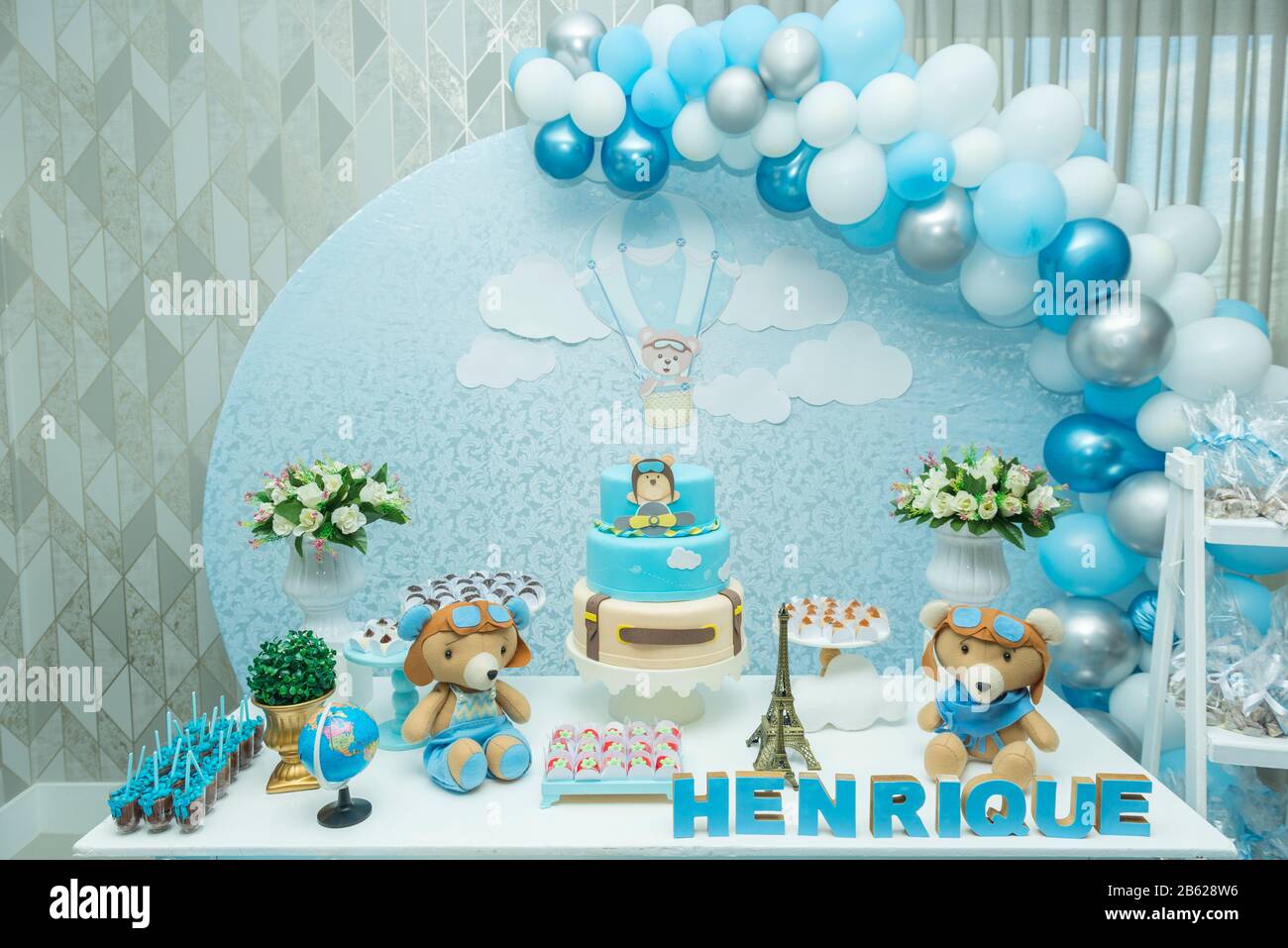 Fete D Anniversaire Pour Garcon Avec Decoration Aux Couleurs Pastel Bleutees Decor Avec Theme Aviateur Ours En Peluche Nuages Bonbons Table De Bonbons Delicate Avec Beau Fu Photo Stock Alamy