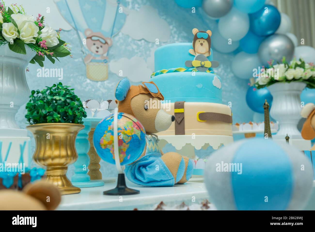 Fete D Anniversaire Pour Garcon Avec Decoration Aux Couleurs Pastel Bleutees Decor Avec Theme Aviateur Ours En Peluche Nuages Bonbons Table De Bonbons Delicate Avec Beau Fu Photo Stock Alamy