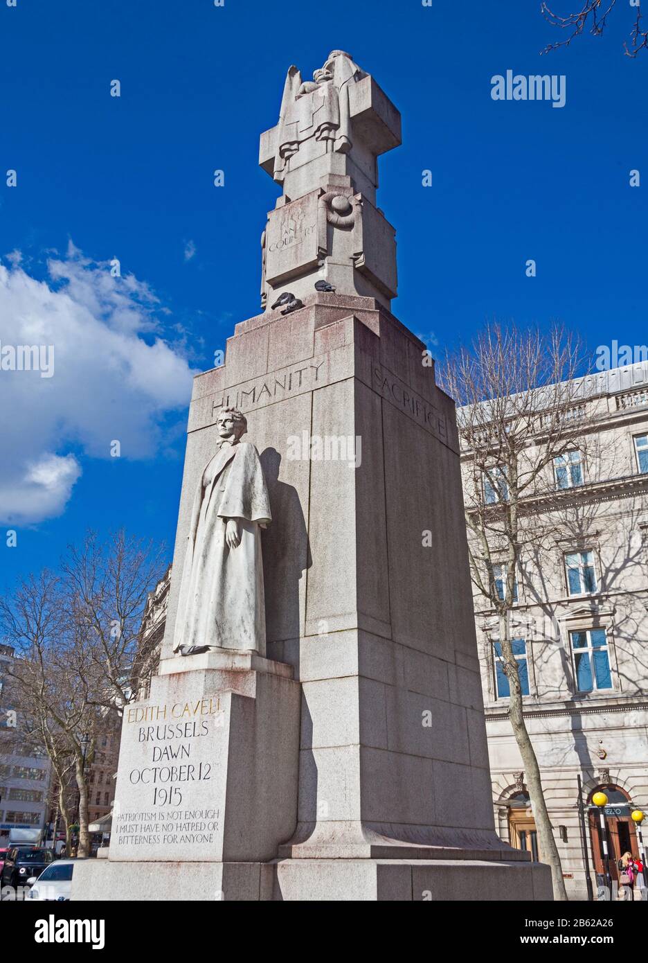 Londres, Westminster. Le mémorial d'Edith Cavell sur la place Saint Martin, réérigé là-bas en 1920. Sculpté en marbre de Carrara par Sir George Fraampton. Banque D'Images