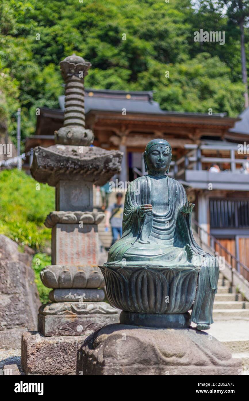 Japon, Honshu, préfecture de Yamagata, temple de Risshaku-ji Yamadera, statue de bouddha Banque D'Images