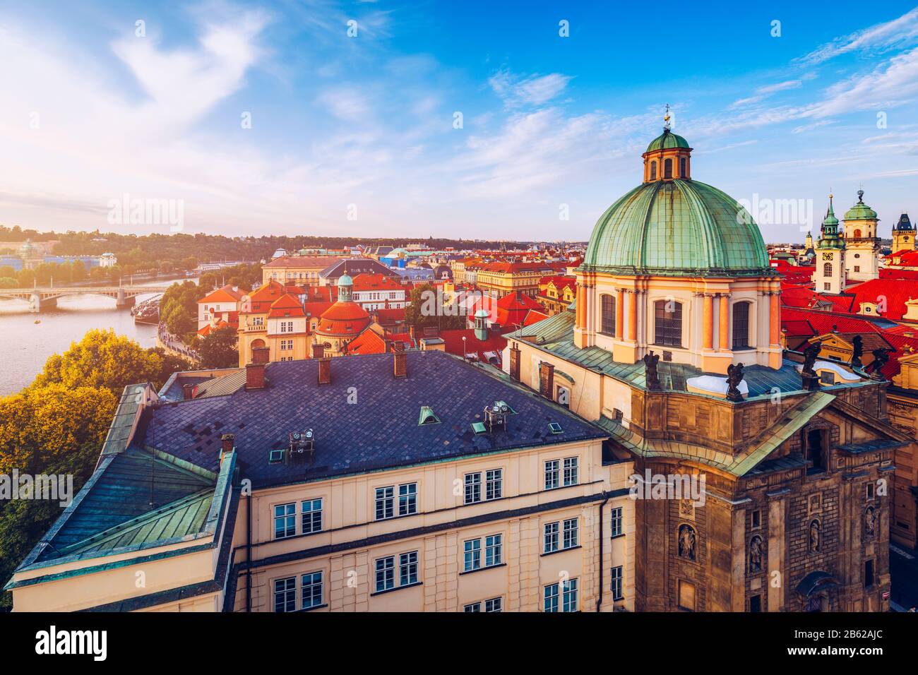 Antenne d'été panoramique panorama de l'architecture de la Vieille Ville à Prague, en République tchèque. Panorama des toits de tuiles rouges de la vieille ville de Prague. Prague Vieille Ville Squ Banque D'Images