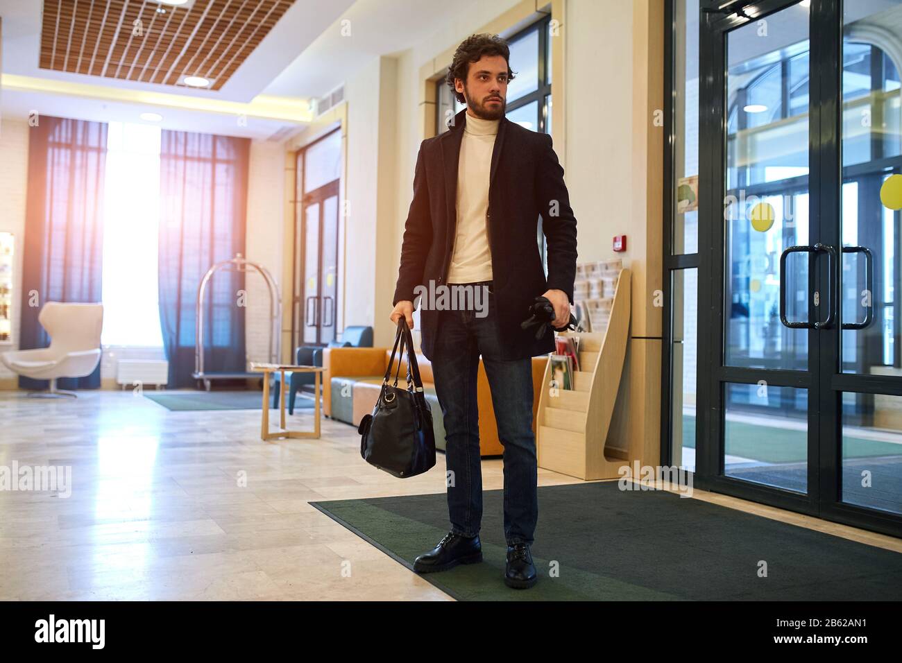 un jeune homme d'affaires est arrivé à l'hôtel, voyage d'affaires, travail, profession, profession, style de vie, temps libre, temps libre. Banque D'Images