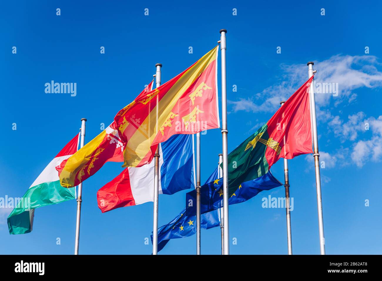 Les drapeaux sur la Place Rapp, Colmar carrés. Colmar est la troisième plus grande commune de la région Alsace dans le nord-est de la France, réputée pour son bien conservé Banque D'Images