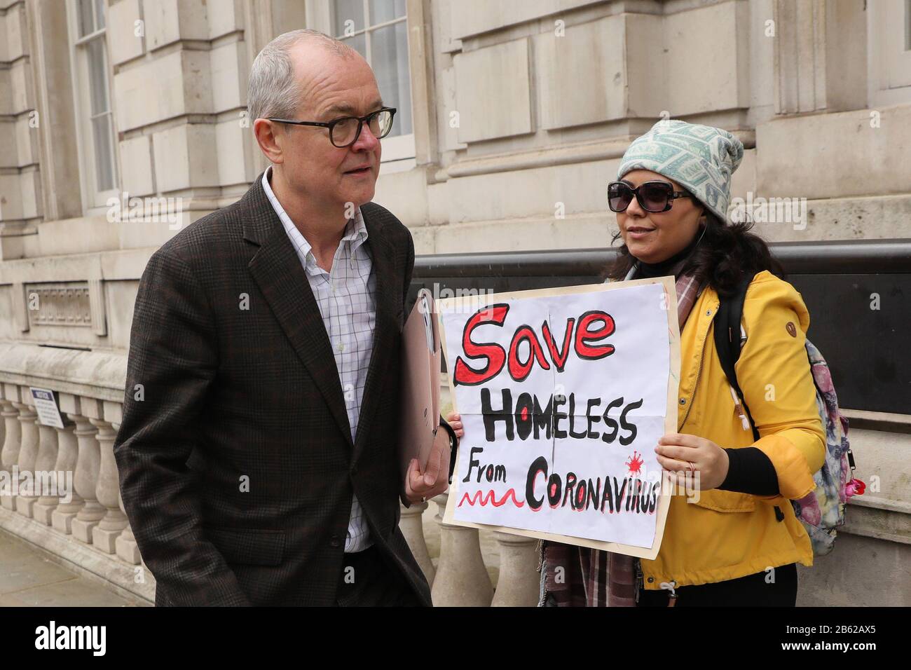 Londres, Londres, Royaume-Uni. 9 mars 2020. Le conseiller scientifique en chef du gouvernement britannique Patrick Vallance (L) arrive pour une réunion de la COBRA au Cabinet Office, à Londres, en Grande-Bretagne, le 9 mars 2020. Plus tôt lundi, le Premier ministre britannique Boris Johnson a présidé une deuxième réunion du comité d'urgence COBRA du gouvernement pour s'attaquer à l'épidémie COVID-19. Crédit: Tim Irlande/Xinhua/Alay Live News Banque D'Images