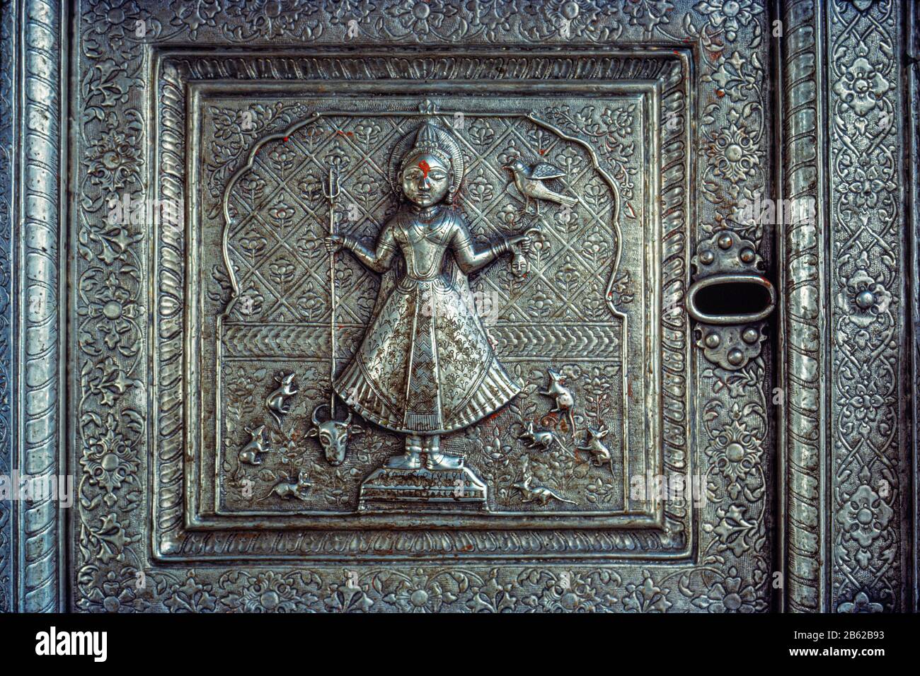 05 mars 2020 Dieu et la déesse se sont estampés sur la porte argentée du temple de Karni mata Bikaner Rajasthan Inde Banque D'Images