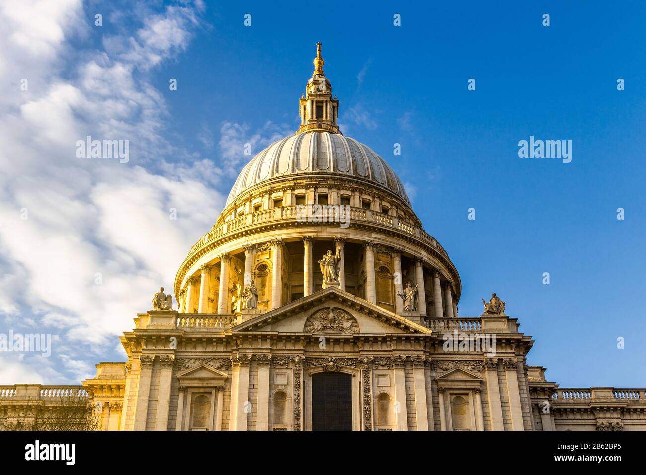 La Cathédrale St Paul à l'heure d'or à Londres, Angleterre Banque D'Images