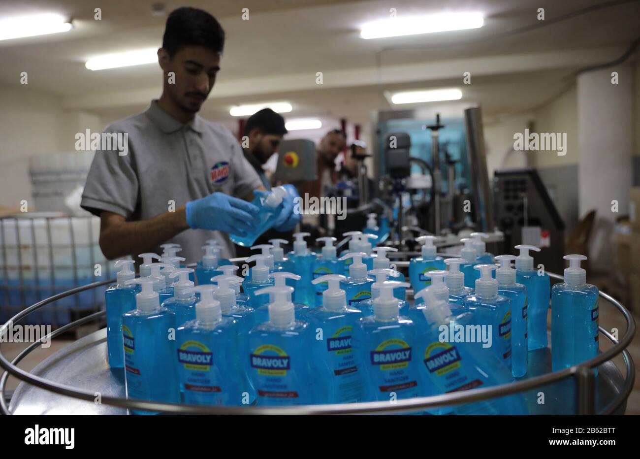 Hébron. 9 mars 2020. Un travailleur palestinien travaille sur la chaîne de production de gel stérilisant à l'usine chimique Ashour, dans la ville d'Hébron, en Cisjordanie, le 9 mars 2020. L'usine a commencé à fabriquer du gel stérilisant les mains pour le marché local pendant la période d'urgence. La Palestine a signalé lundi six nouveaux cas de coronavirus, portant à 25 le nombre total de Palestiniens infectés. Crédit: Mamoun Wazwaz/Xinhua/Alay Live News Banque D'Images