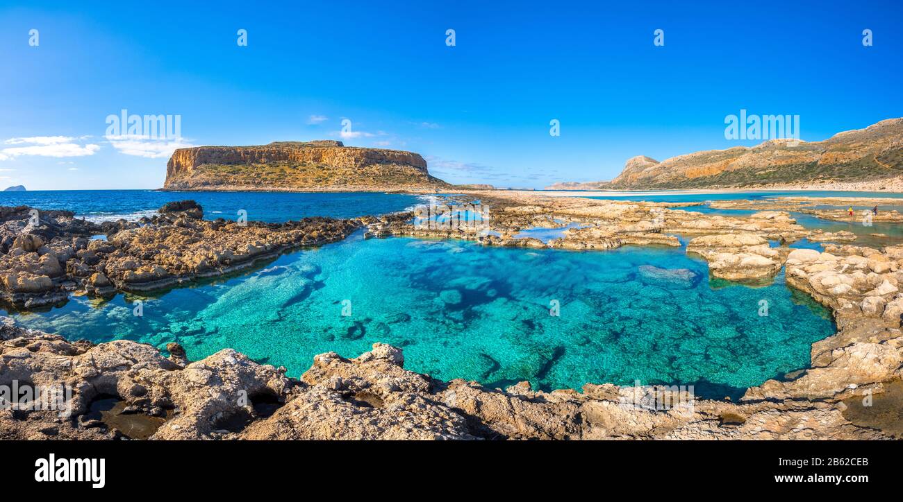 Vue imprenable sur le lagon de Balos avec magical eaux turquoise, lagons, plages tropicales de sable blanc et de l'île de Gramvousa en Crète, Grèce Banque D'Images