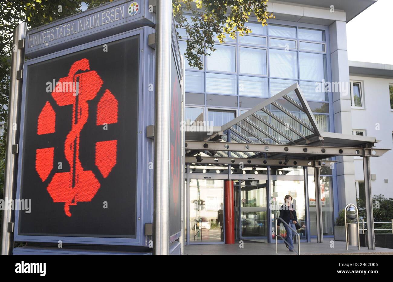 Classé - 17 septembre 2009, Rhénanie-du-Nord-Westphalie, Essen: Vue de l'hôpital universitaire de la ville. Pour la première fois en Allemagne, deux personnes sont mortes après avoir contracté le nouveau coronavirus. L'une des victimes est une femme de 89 ans d'Essen qui y est traitée depuis le début du mois de mars. Photo: Achim Scheidemann/Dpa Banque D'Images