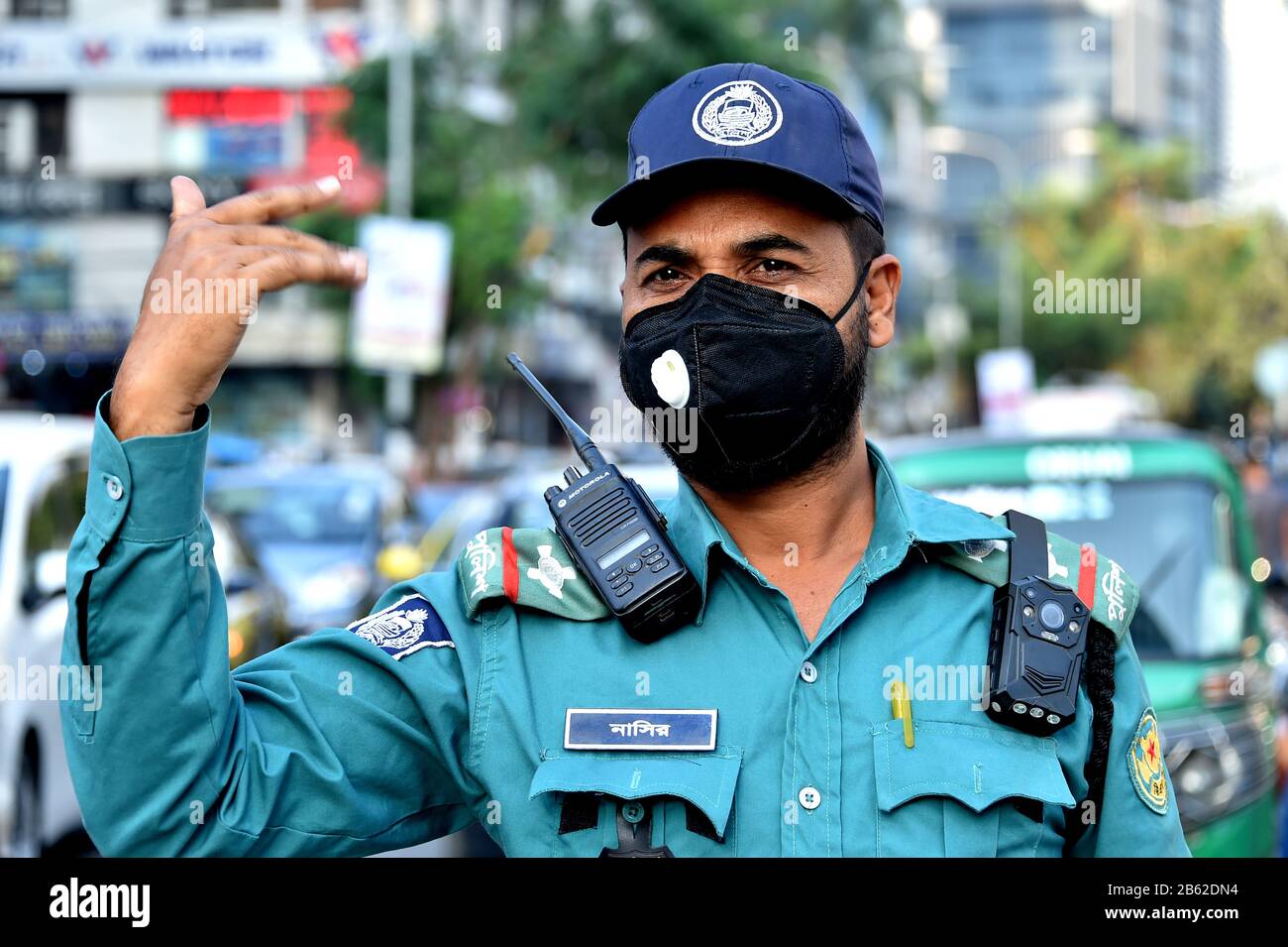 Dhaka, Bangladesh. 9 mars 2020. Un agent de police de la circulation portant un masque facial est en service dans une rue à Dhaka, au Bangladesh, le 9 mars 2020. Un jour après que les premiers cas de COVID-19 ont été détectés au Bangladesh, les autorités ont déclaré qu'aucun nouveau cas de maladie infectieuse n'avait été signalé dans le pays lundi. Crédit: Str/Xinhua/Alay Live News Banque D'Images