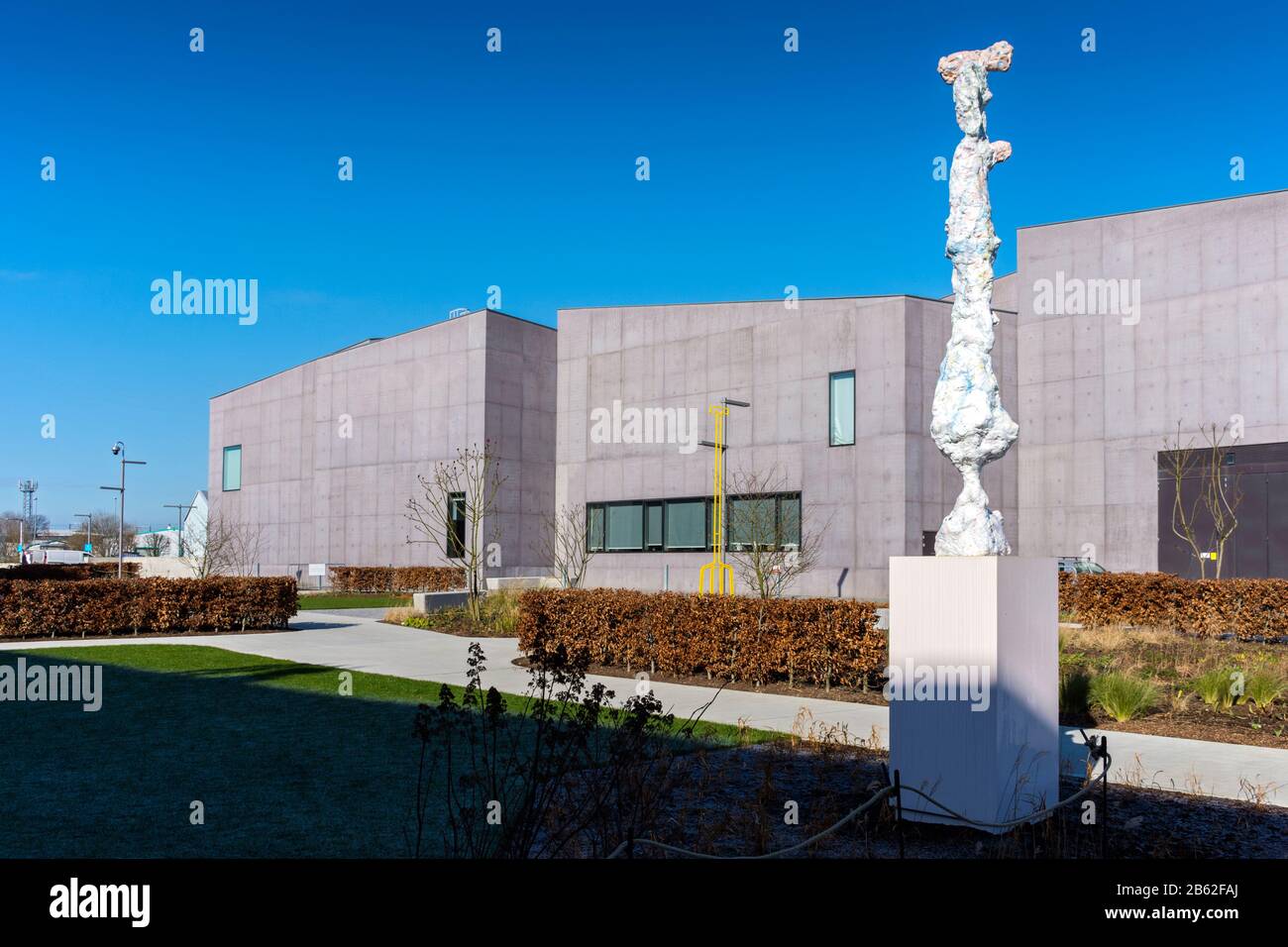 Le jardin, avec la sculpture Les Trois par Rebecca Warren, à la galerie d'art Hepworth Wakefield, Wakefield, West Yorkshire, Royaume-Uni. Banque D'Images