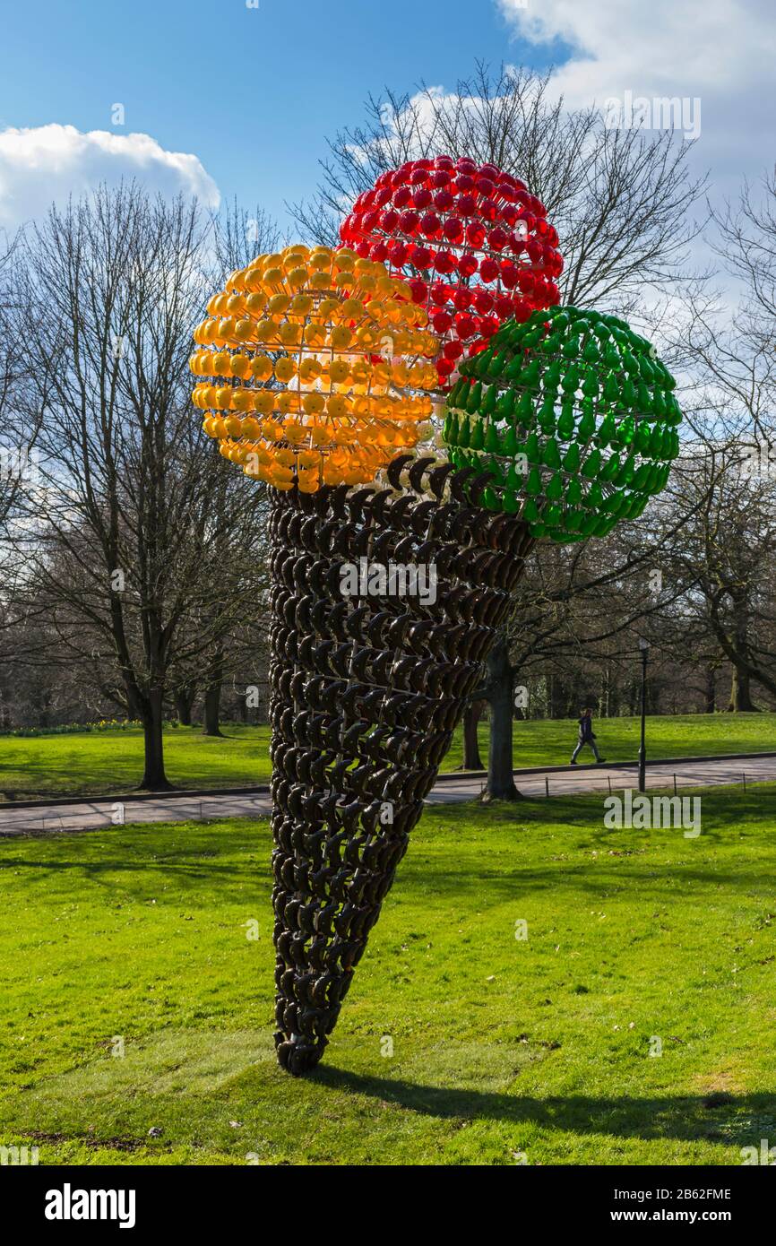 Tutti Frutti 2019, une sculpture de Joana Vasconcelos, Yorkshire Sculpture Park, Wakefield, West Yorkshire, Angleterre, Royaume-Uni Banque D'Images