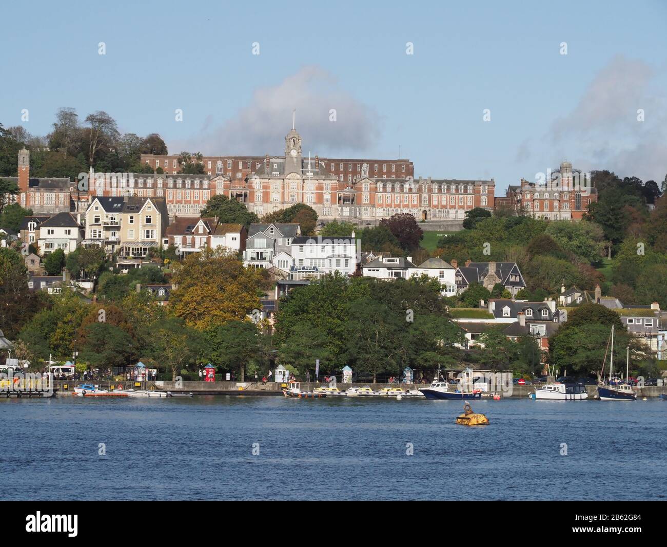 Britannia Naval College, également connu sous le nom de Dartmouth Naval College, situé sur une colline à Dartmouth , Devon vu de l'autre côté de la rivière Dart au soleil Banque D'Images