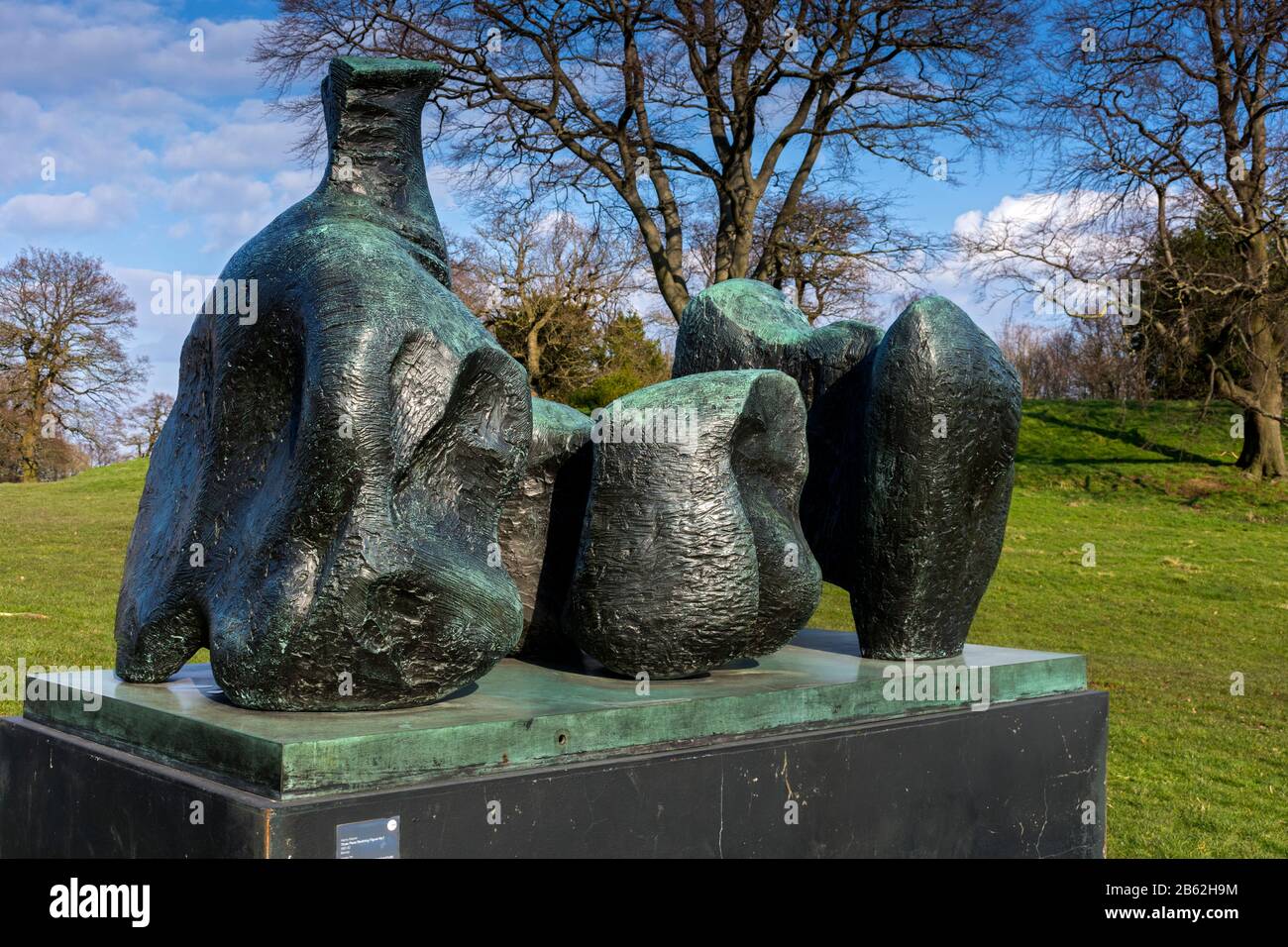 Revêtement En Trois Parties Figure No.1, 1961-62. Sculpture de Henry Moore, Yorkshire Sculpture Park, Wakefield, West Yorkshire, Angleterre, Royaume-Uni Banque D'Images