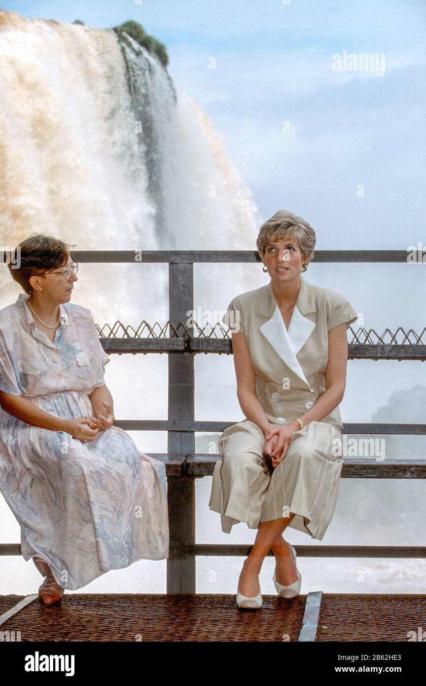 La princesse Diana de HRH visite les chutes d'Iguacu lors de sa tournée royale du Brésil en avril 1991 Banque D'Images