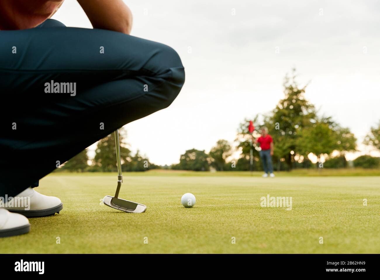 Gros Plan Sur Le Green Comme Drapeau De L'Homme Tend Banque D'Images