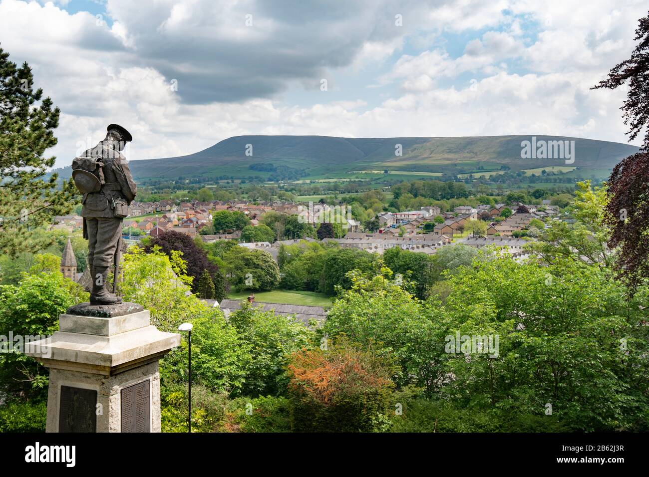 Le mémorial de la guerre des Clitheroe est en face. La statue représente une garde Grenadier dans l'ordre de bataille avec le chapeau, en babouant sa tête, avec la colline Pendle au loin. Banque D'Images