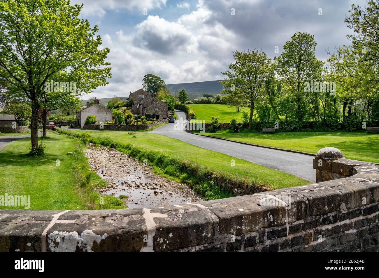 Pendle Road, sortant du village de Downham en direction de Pendle Hill. Banque D'Images