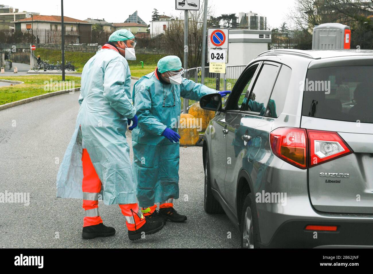 Italie, région de Lombardie, Brescia, 9 mars 2020 : épidémie du virus Covid-19. Urgence Du Coronavirus. Dans la photo ceckpoint et le point de triage à Civile H Banque D'Images