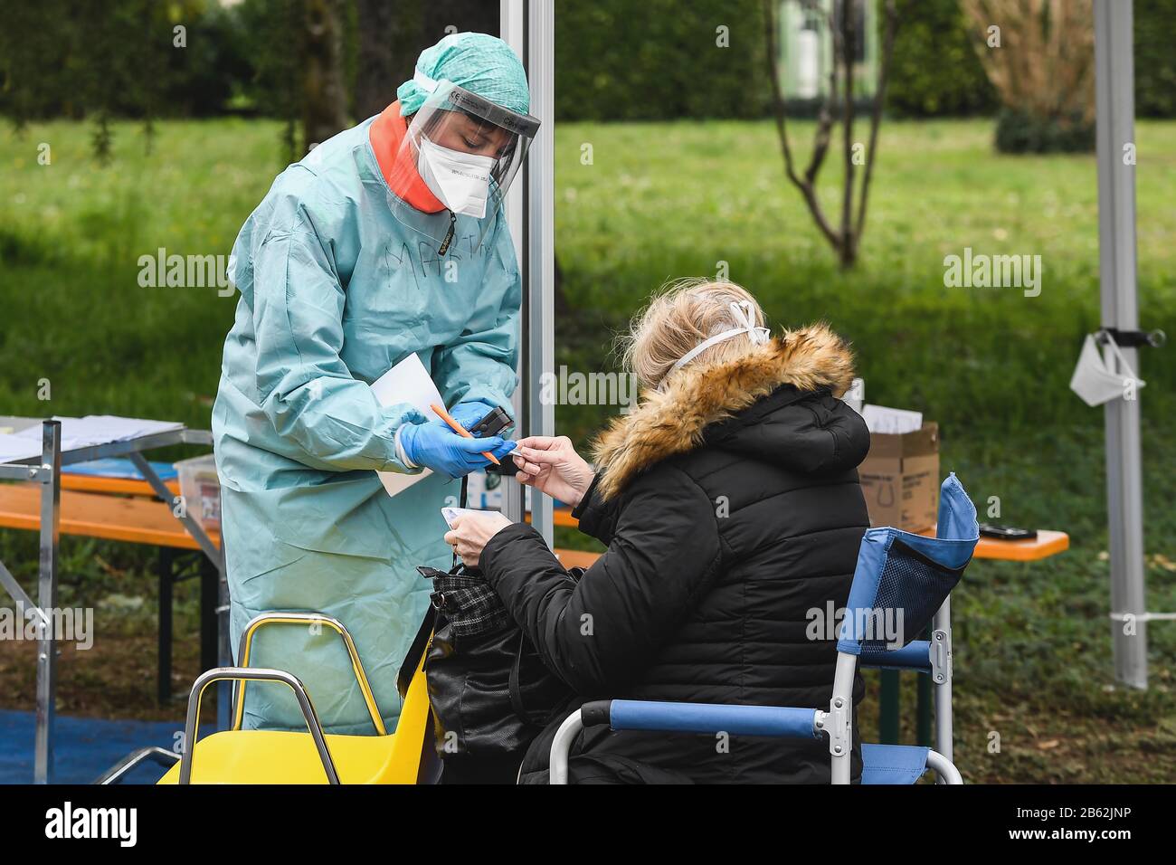 Italie, région de Lombardie, Brescia, 9 mars 2020 : épidémie du virus Covid-19. Urgence Du Coronavirus. Dans la photo ceckpoint et le point de triage à Civile H Banque D'Images