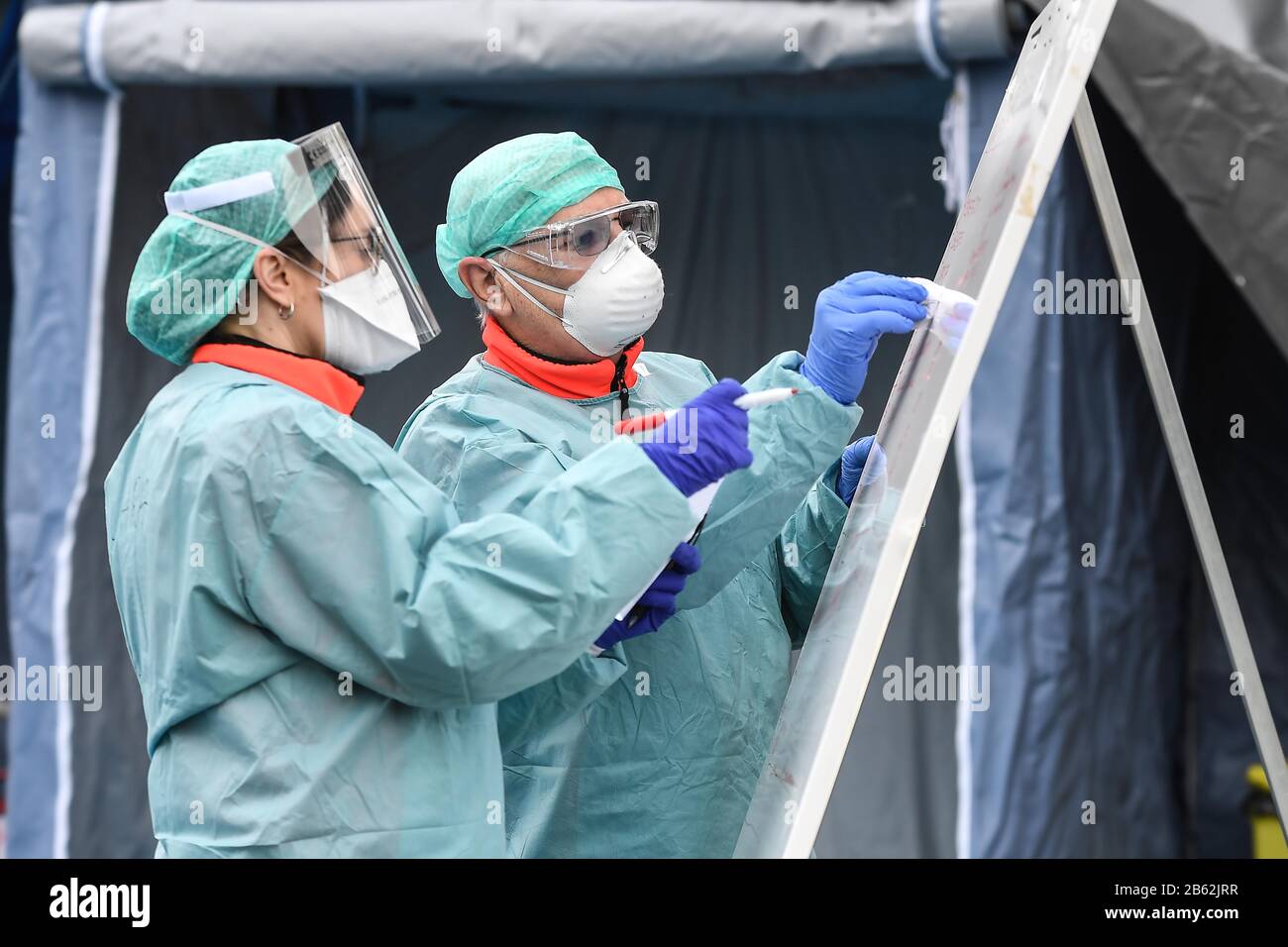 Italie, région de Lombardie, Brescia, 9 mars 2020 : épidémie du virus Covid-19. Urgence Du Coronavirus. Dans la photo ceckpoint et le point de triage à Civile H Banque D'Images