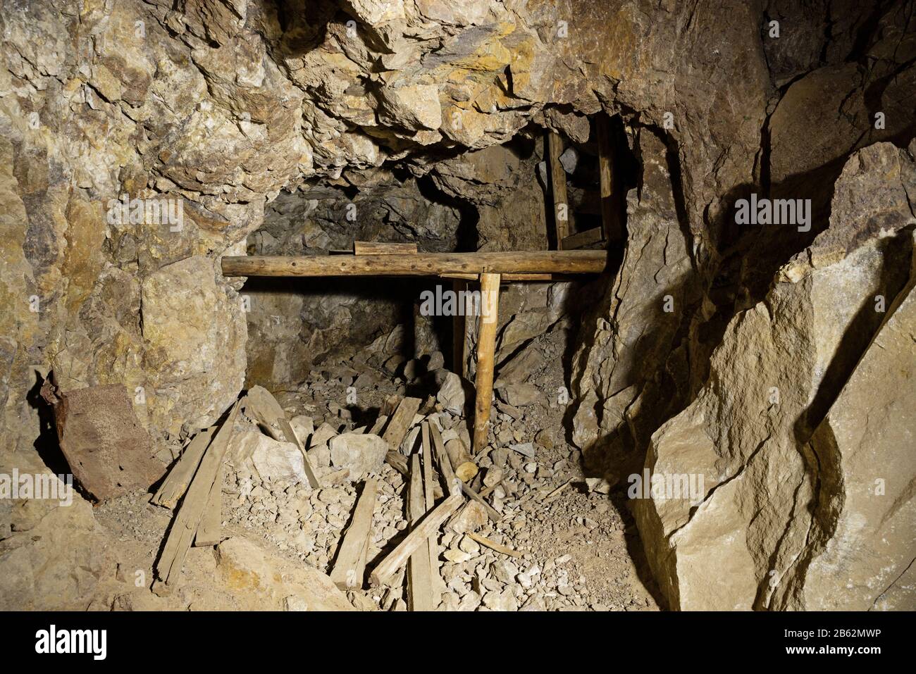ancien tunnel minier abandonné avec plate-forme et alésage en bois Banque D'Images