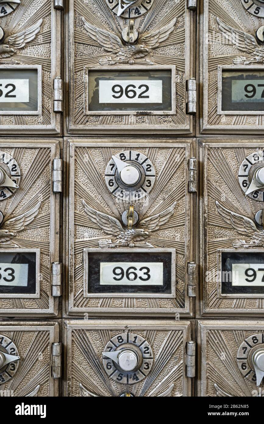gros plan de boîtes de poste métalliques avec motif aigle et cadenas combinés Banque D'Images