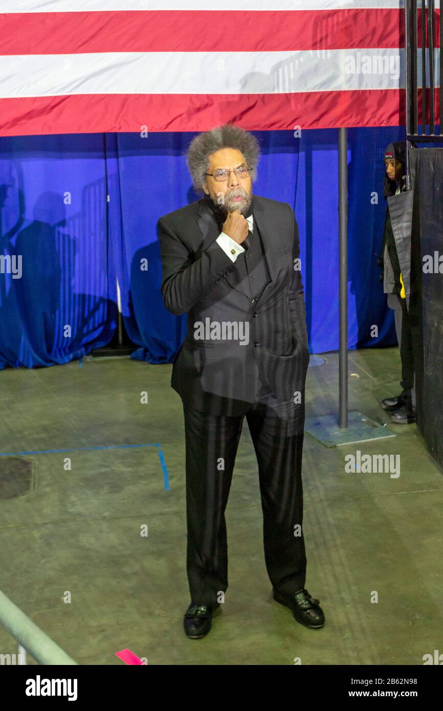 Detroit (Michigan) - le Dr Cornel West se prépare à prendre la parole lors d'un rallye de campagne présidentielle de Bernie Sanders. Banque D'Images
