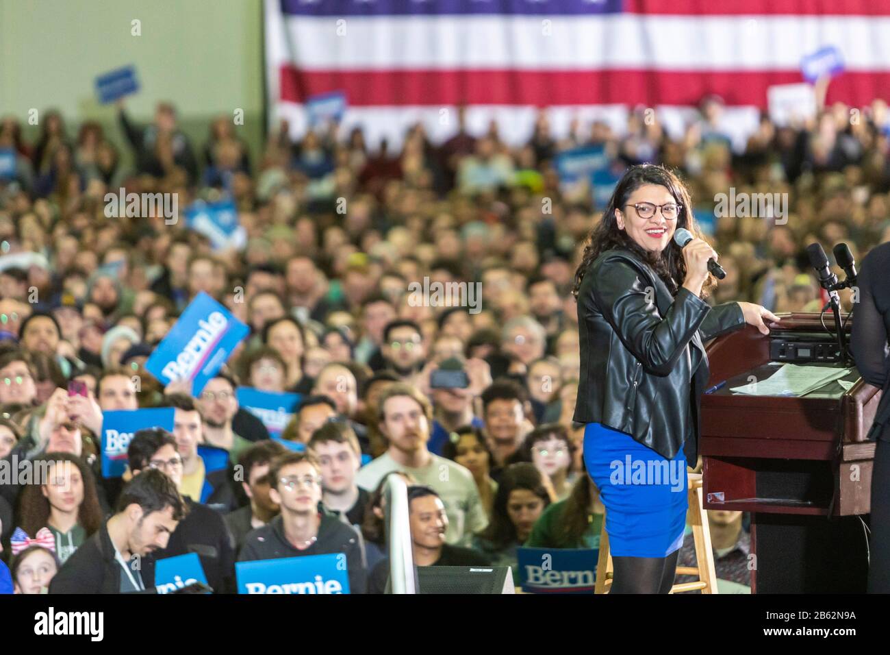 Detroit (Michigan) - la députée Rashida Tlaib s'exprime lors d'un rallye de campagne présidentielle Bernie Sanders dans le centre-ville de Detroit. Banque D'Images