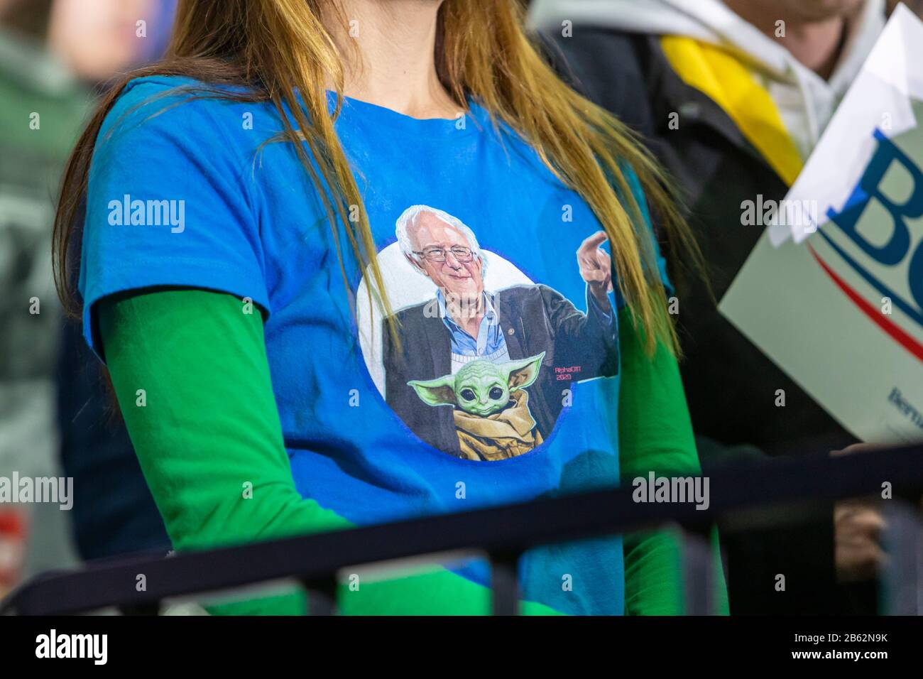 Detroit, Michigan - une femme porte une chemise montrant Bernie Sanders et Baby Yoda lors d'un rallye de campagne présidentielle Bernie Sanders dans le centre-ville de Detroit. Banque D'Images