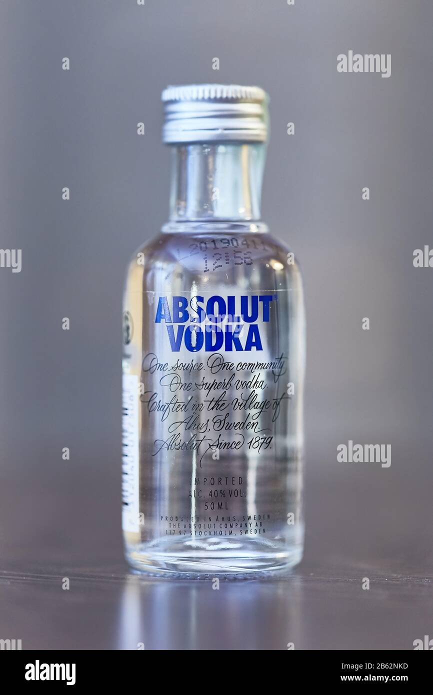 Bottle of absolute vodka Banque de photographies et d’images à haute résolution Alamy