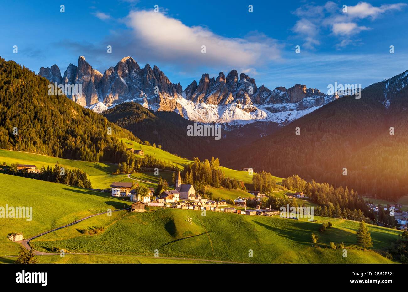 Santa Maddalena (Santa Magdalena) village avec magical Dolomites montagnes en arrière-plan, Val di Funes, vallée de la région Trentin-Haut-Adige, le Tyrol du Sud Banque D'Images