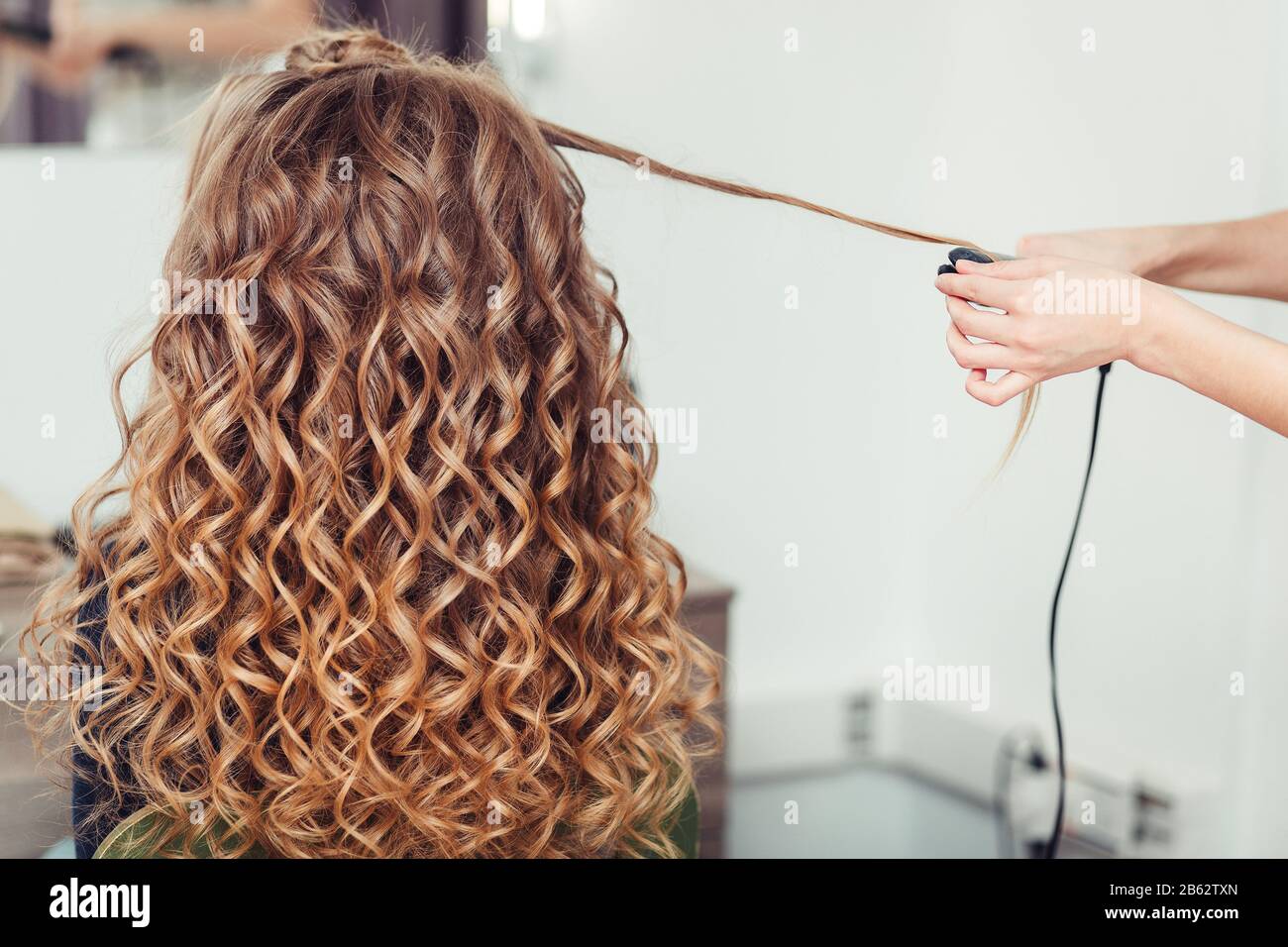 Coiffeur Curling Femme Cheveux Avec Fer Electrique Boucler Tong Hairstylist Faire La Coiffure De Fille Photo Stock Alamy