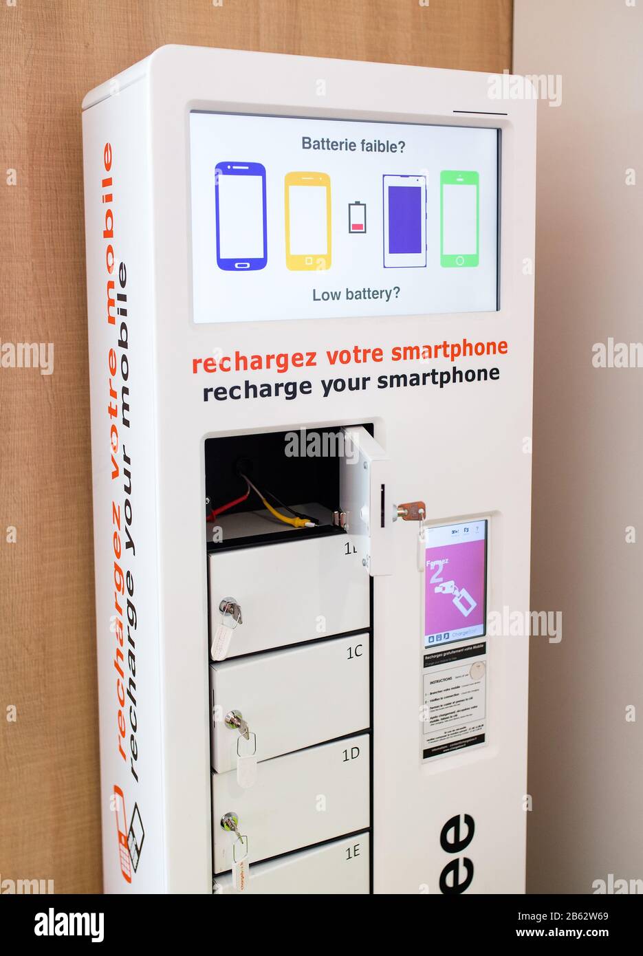 Station de charge gratuite pour smartphones et autres gadgets électroniques à l'aéroport. Banque D'Images