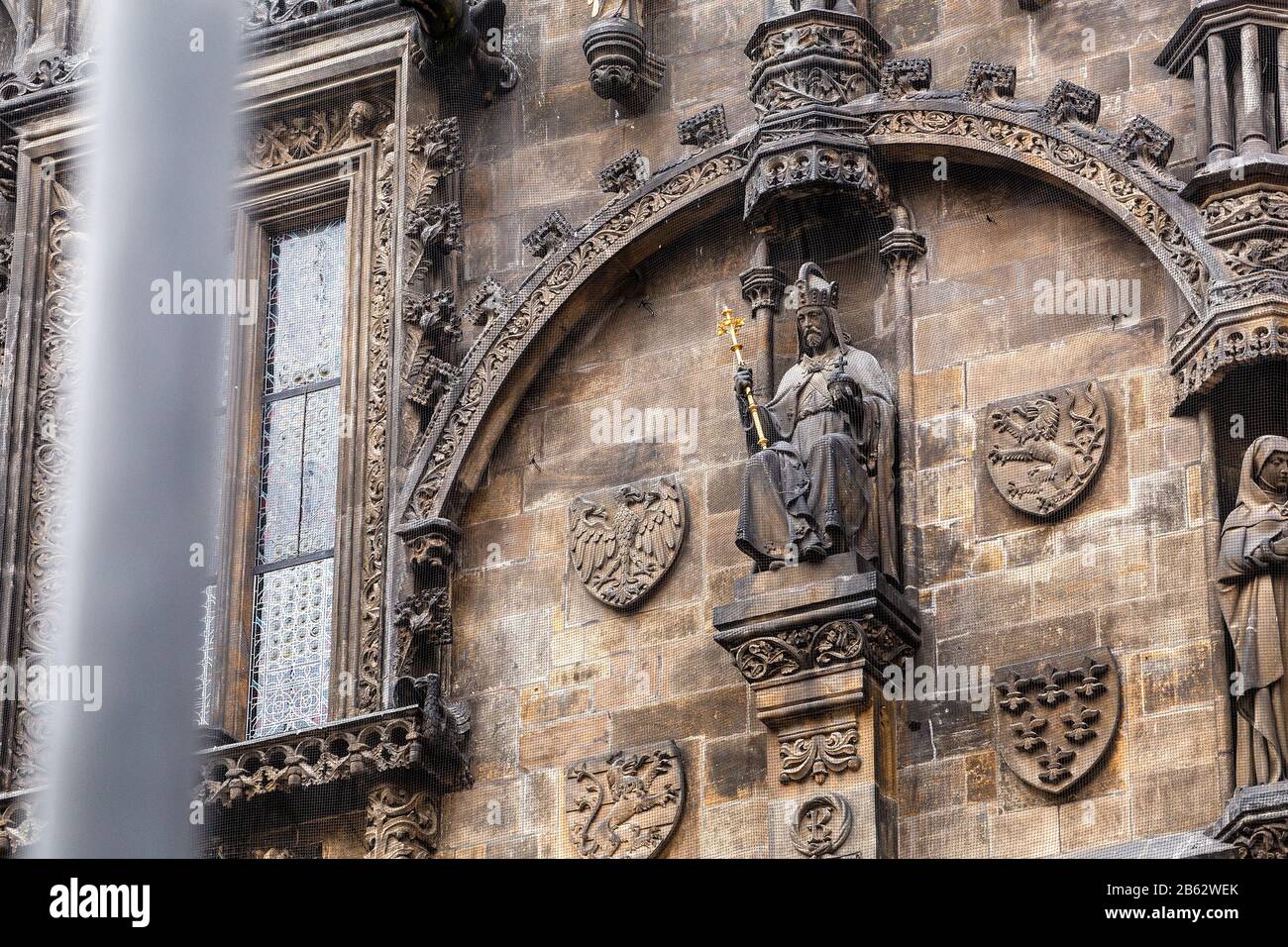 Ornements et sculptures de la Facade en gros plan avec fresques sur une tour en poudre à Prague Banque D'Images