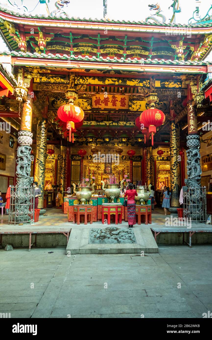 Yangon, MYANMAR - 23 JANVIER 2020: Temple bouddhiste Kheng Hock Keong construit en l'honneur de Mazu, la déesse chinoise de la mer, achevé en 1863. Banque D'Images