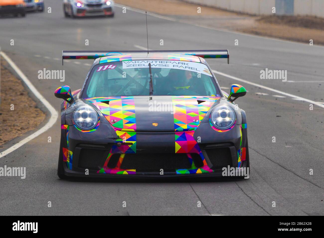 Black Porsche 911 en blanc, en action pendant la finale du championnat d'hiver La dernière course d'endurance. Sur le nouveau circuit de course de Zandvoort. Banque D'Images