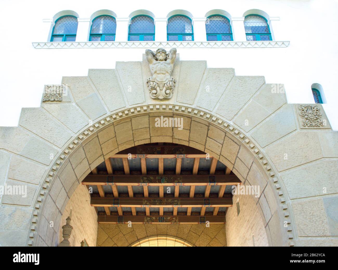 Près d'une entrée en pierre arquée avec des sculptures complexes au palais de justice historique du comté de Santa Barbara en Californie Banque D'Images