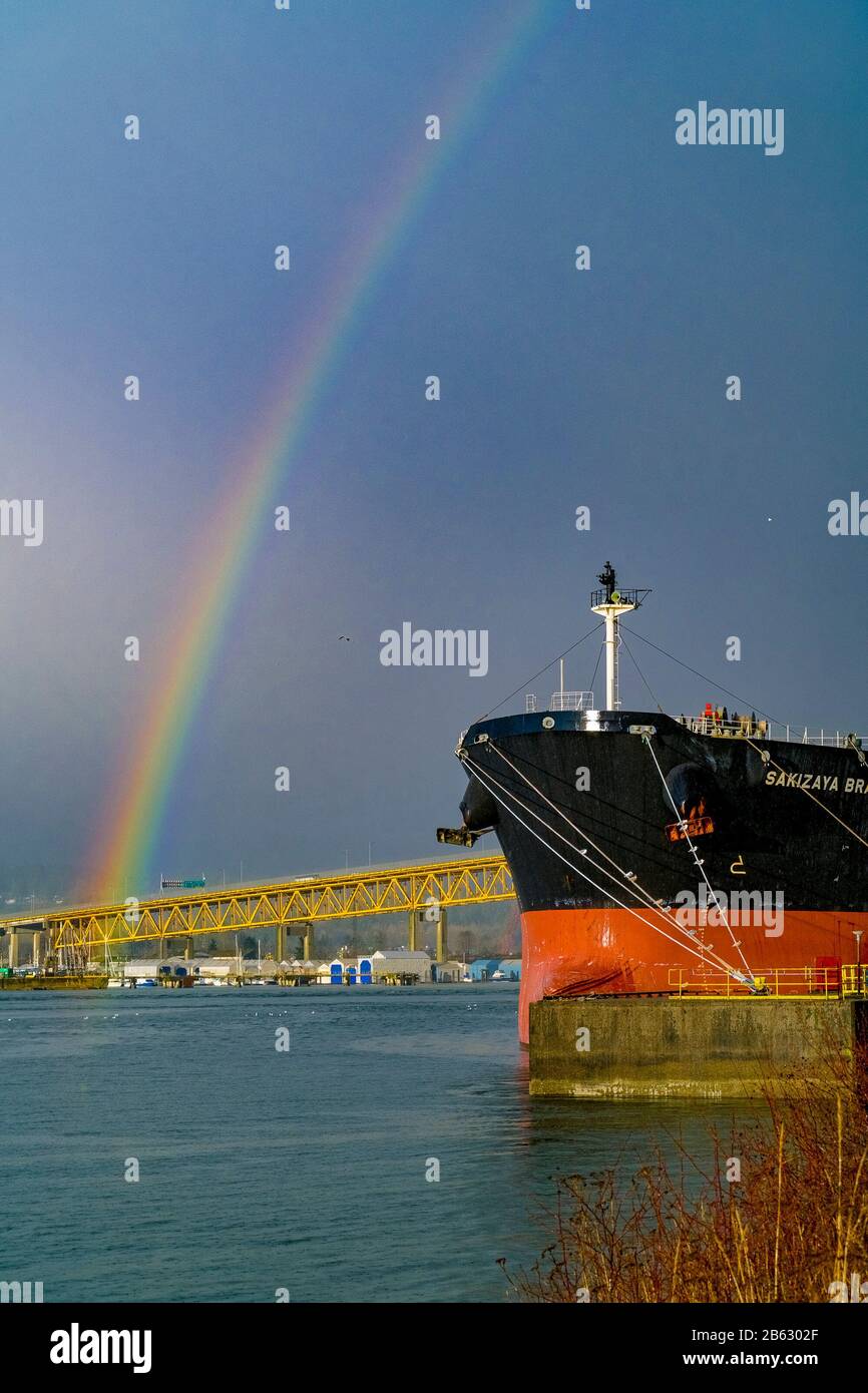 Rainbow, 2ème Narrows, Pont Commémoratif Ironworkers, Vancouver (Colombie-Britannique), Canada Banque D'Images