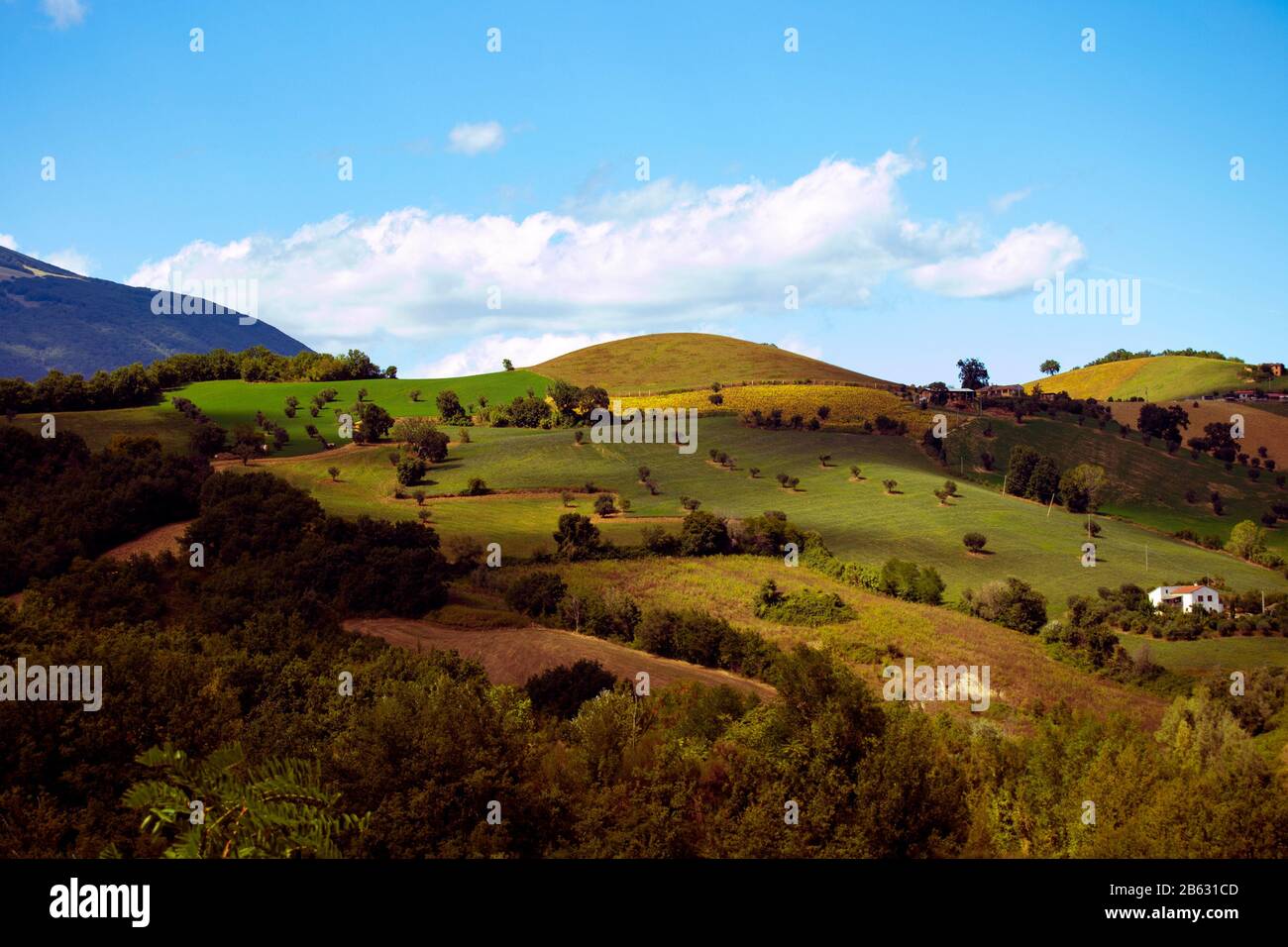 Panorama des montagnes autour de Campli, Abruzzo, Italie. Monti Gemelli (Twin Mountains) appartenant à Gran Sasso et Monti della Laga nationale italienne Pa Banque D'Images