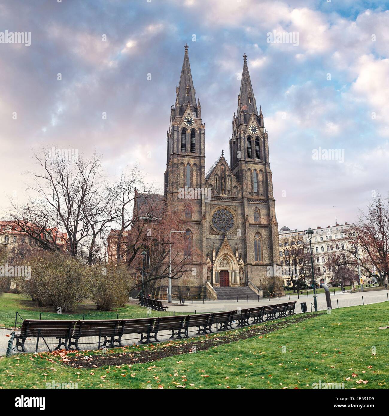 Kostel est une cathédrale gothique catholique de Saint Ludmila à Prague, en république tchèque. Banque D'Images