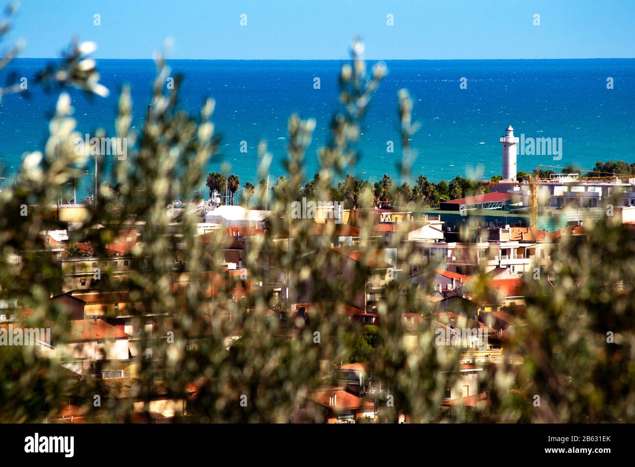 Tour phare sur le port de San Benedetto del Tronto, Italie. S. Benedetto dans l'un des principaux ports de bateaux de pêche de la mer Adriatique. Banque D'Images