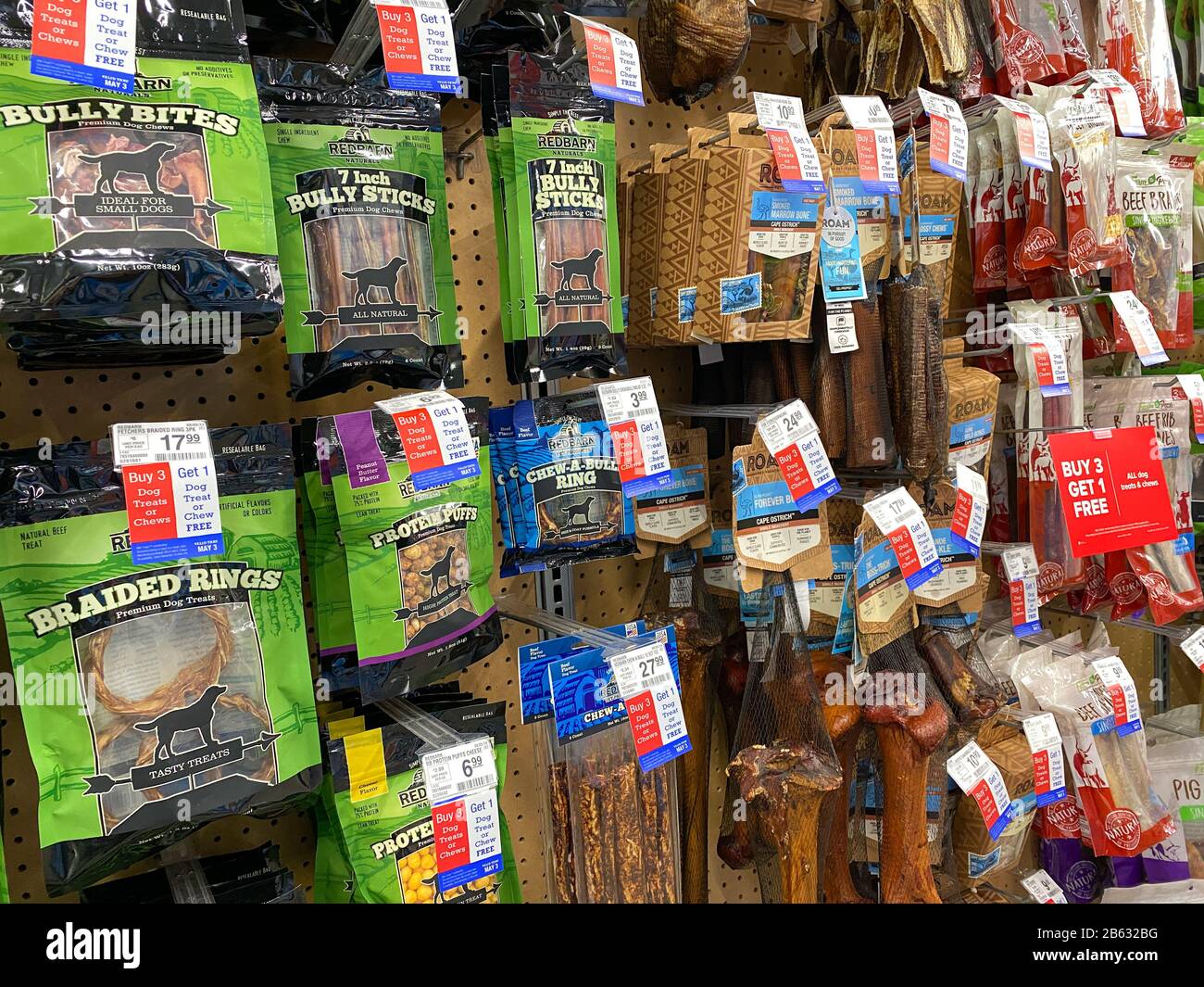 Orlando, FL/USA-3/7/20: Un affichage de friandises pour animaux de compagnie à vendre dans un Superstore Petsmart prêt pour les propriétaires d'animaux de compagnie à acheter pour leurs animaux de compagnie. Banque D'Images