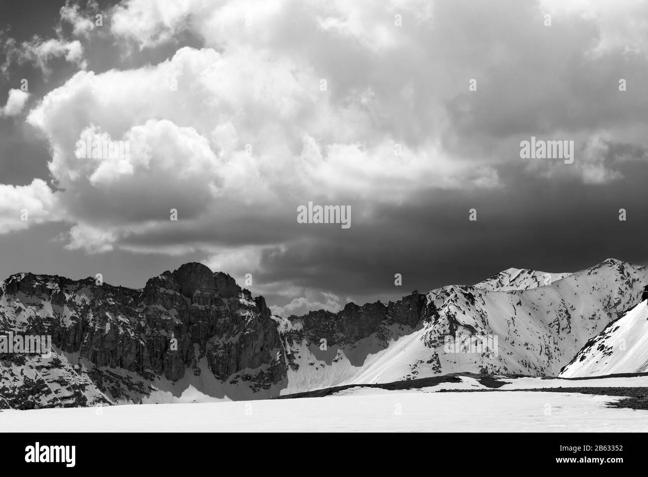 Montagnes enneigées et ciel avec nuages. Turquie, Montagnes Du Taureau Central, Aladaglar (Anti Taurus), Plateau Edigel (Yedi Goller). Tonne noire et blanche Banque D'Images