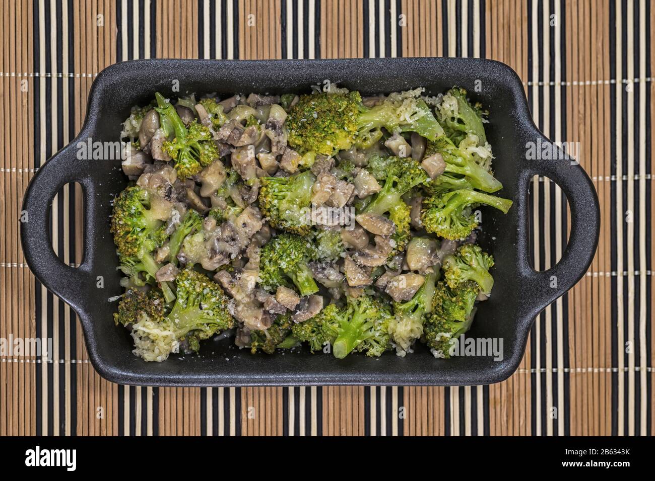 Champignons brocoli avec beurre et fromage Banque D'Images