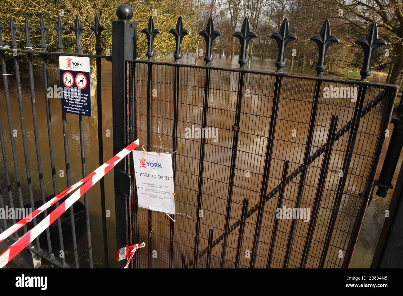 Eaux de crue dans le parc de Rowntree, York, Royaume-Uni durant les inondations de 2020. Banque D'Images