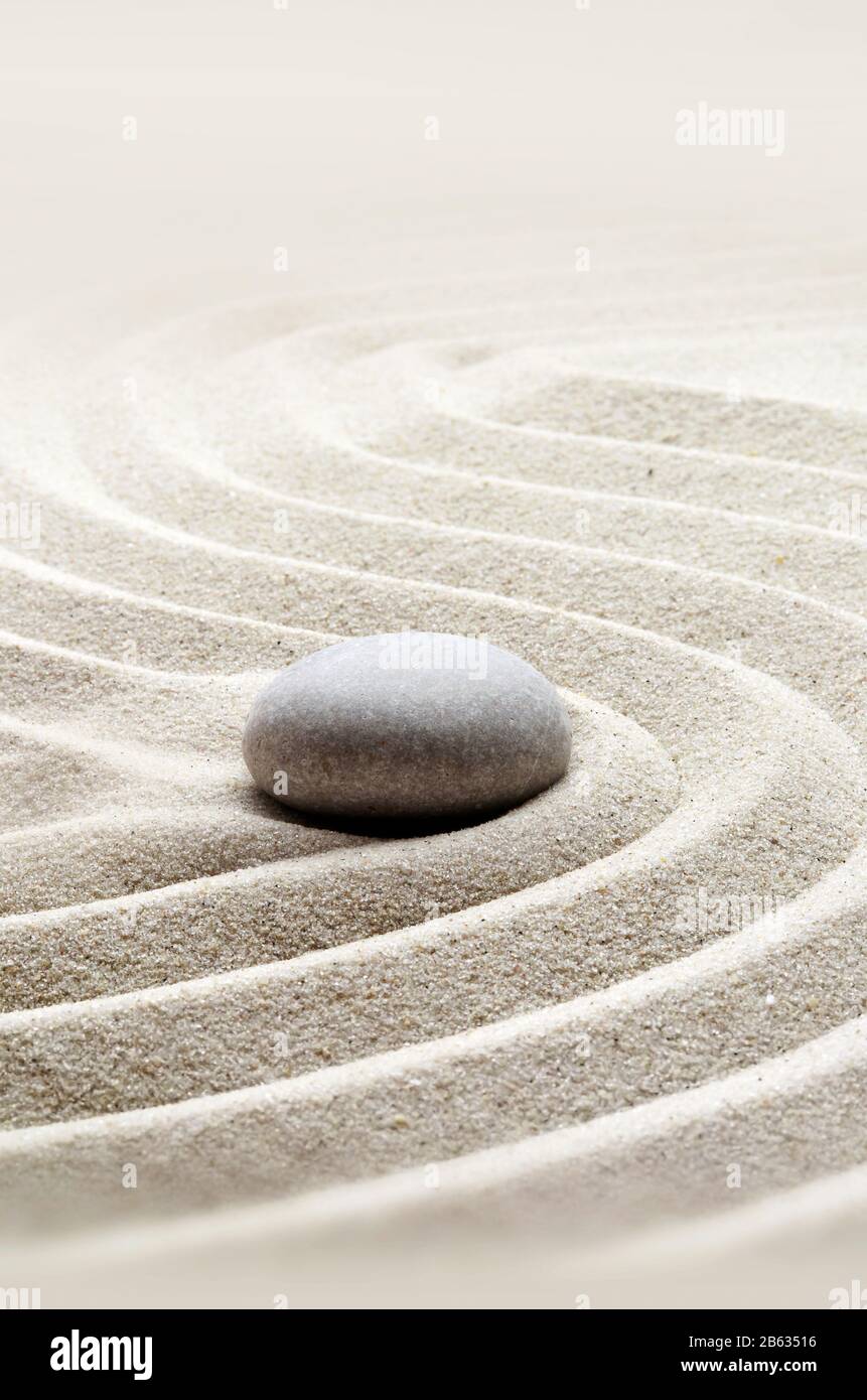La méditation zen - jardin d'arrière-plan en pierre avec des pierres et des lignes dans le sable pour l'équilibre et l'harmonie relaxation spiritualité ou spa wellness. Banque D'Images